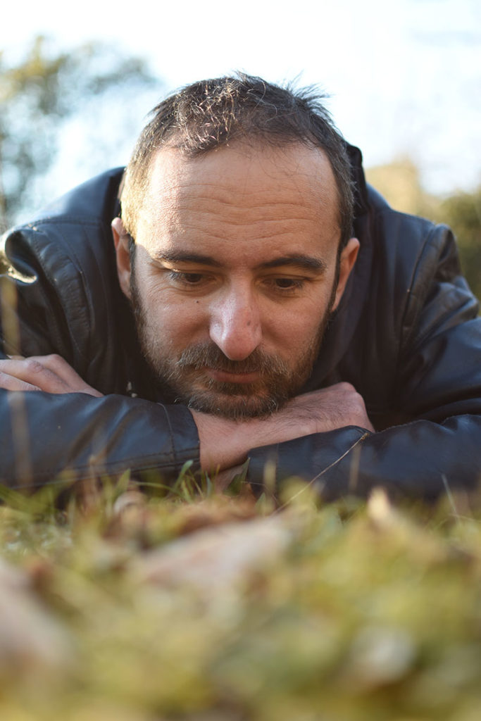 Jérémy Taburchi regardant l'herbe pousser