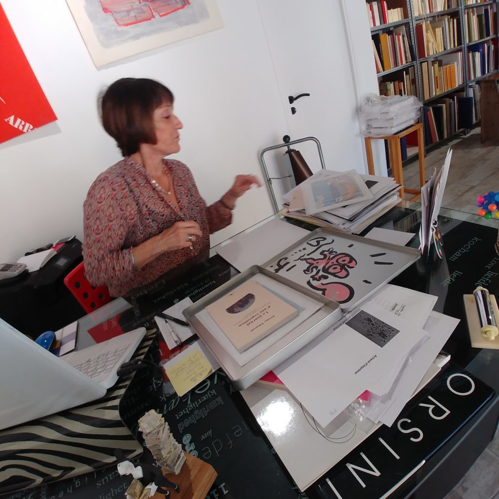 Laure Matarasso enregistrant l'estampe de Taburchi