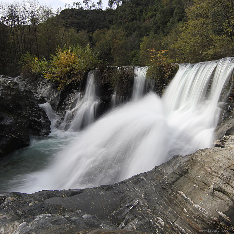 Une cascade d'eau après la pluie.