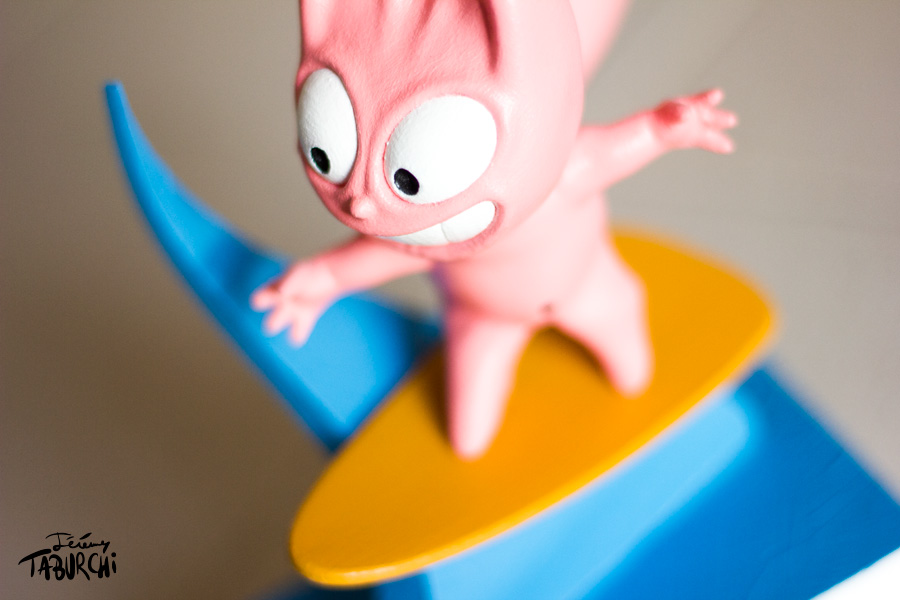 Chat Rose surfeur
