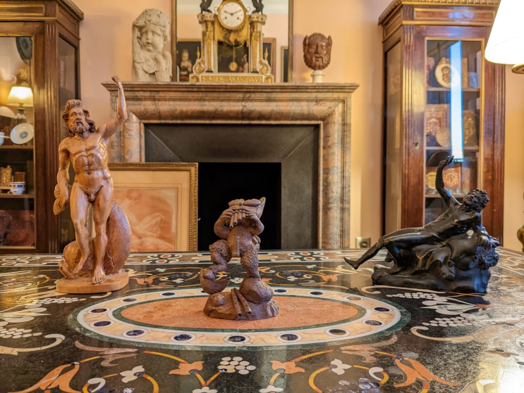 Le Chat-cri-Pan dans un salon orné de belles sculptures classiques