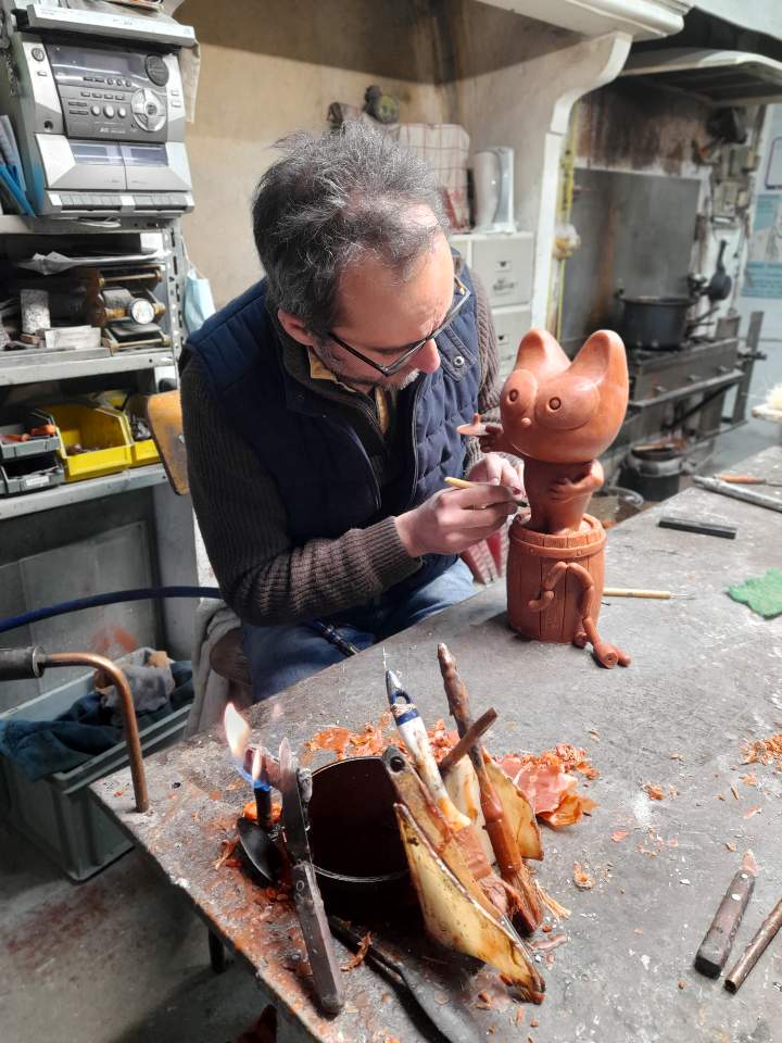 L'artiste Jérémy Taburchi retouchant les cires de ses sculptures.