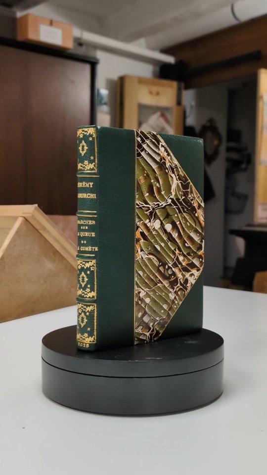 Exemple d'une reliure demi-cuir à coins