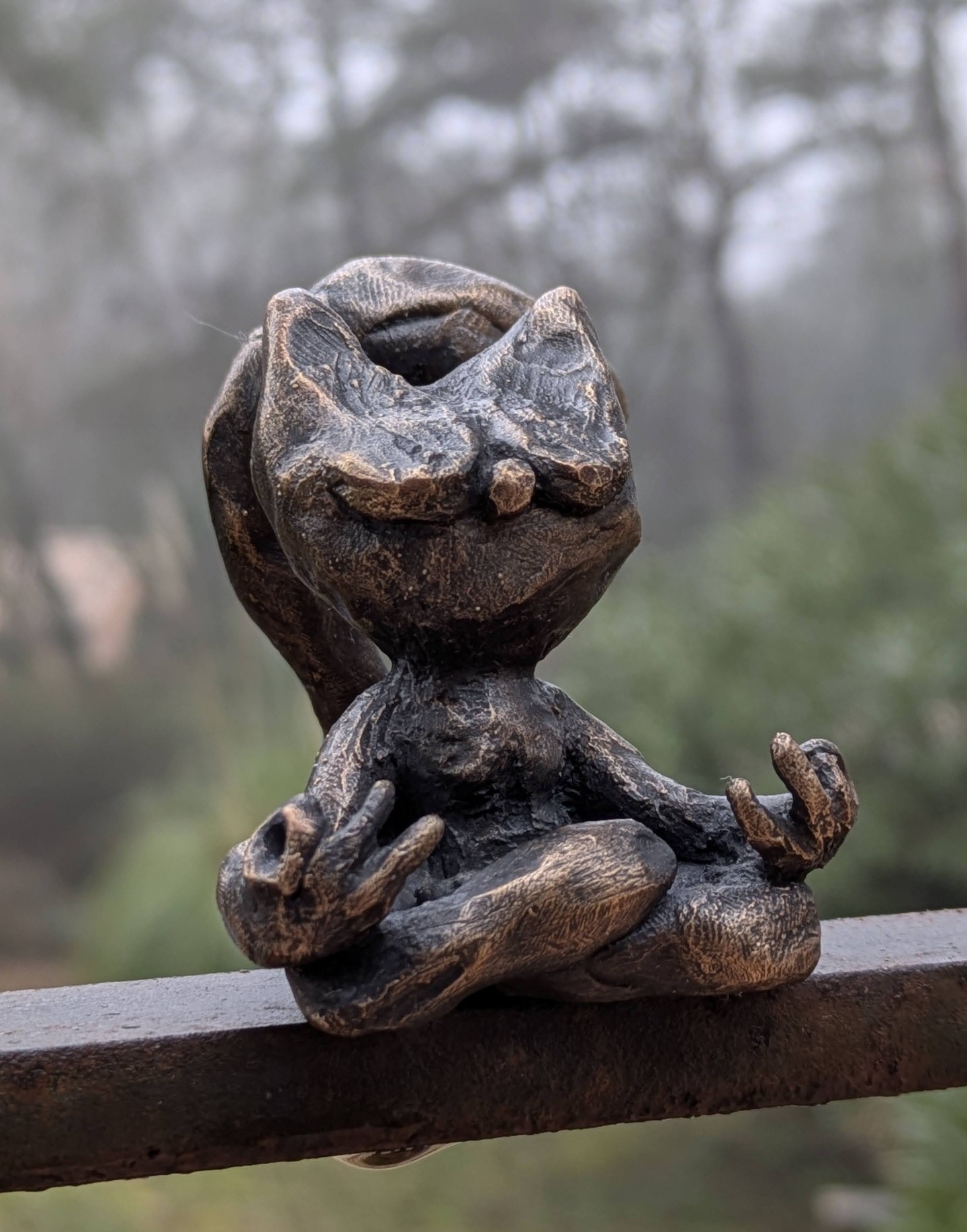 Une petite pièce unique, une sculpture du Chat Rose : le Chabouddha