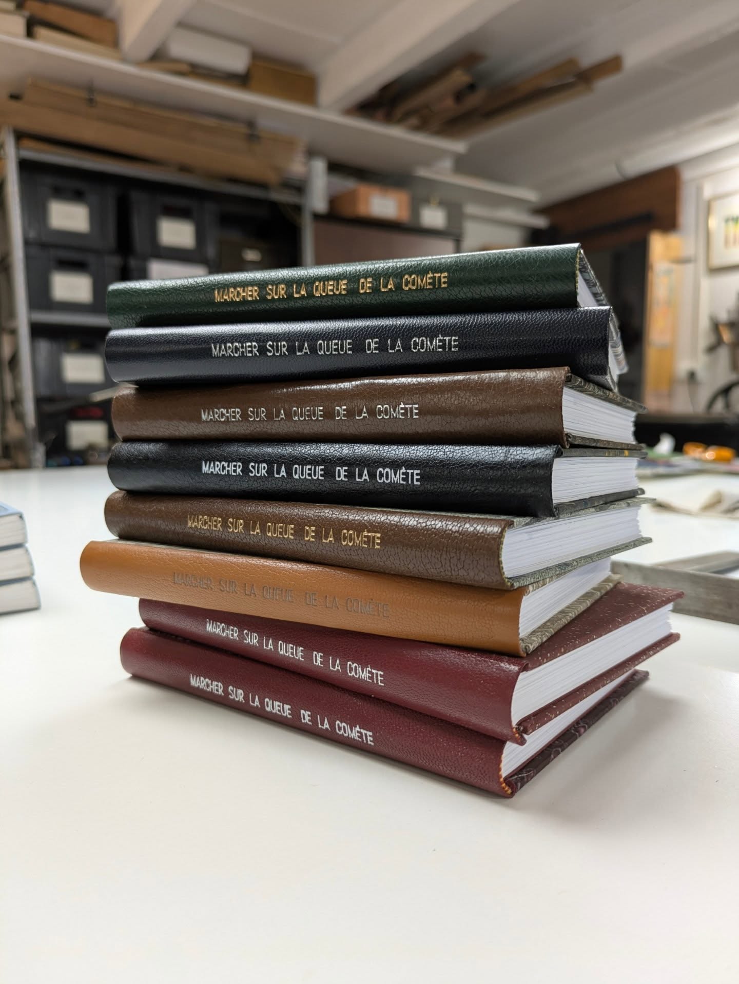Préparation des recueil de Comètes, dos reliés cuir
