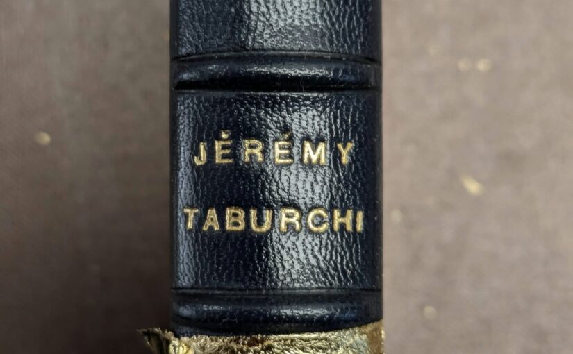 Un dos relié doré à l&rsquo;or fin