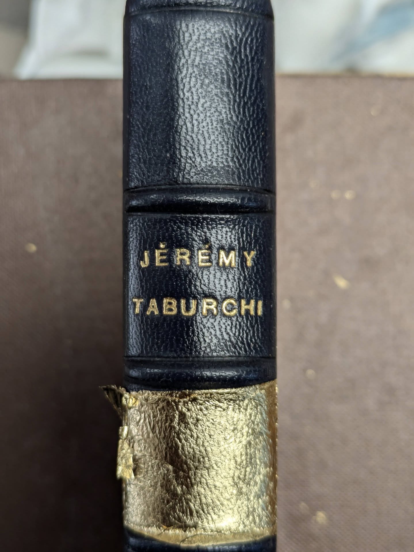 Un dos relié doré à l'or fin