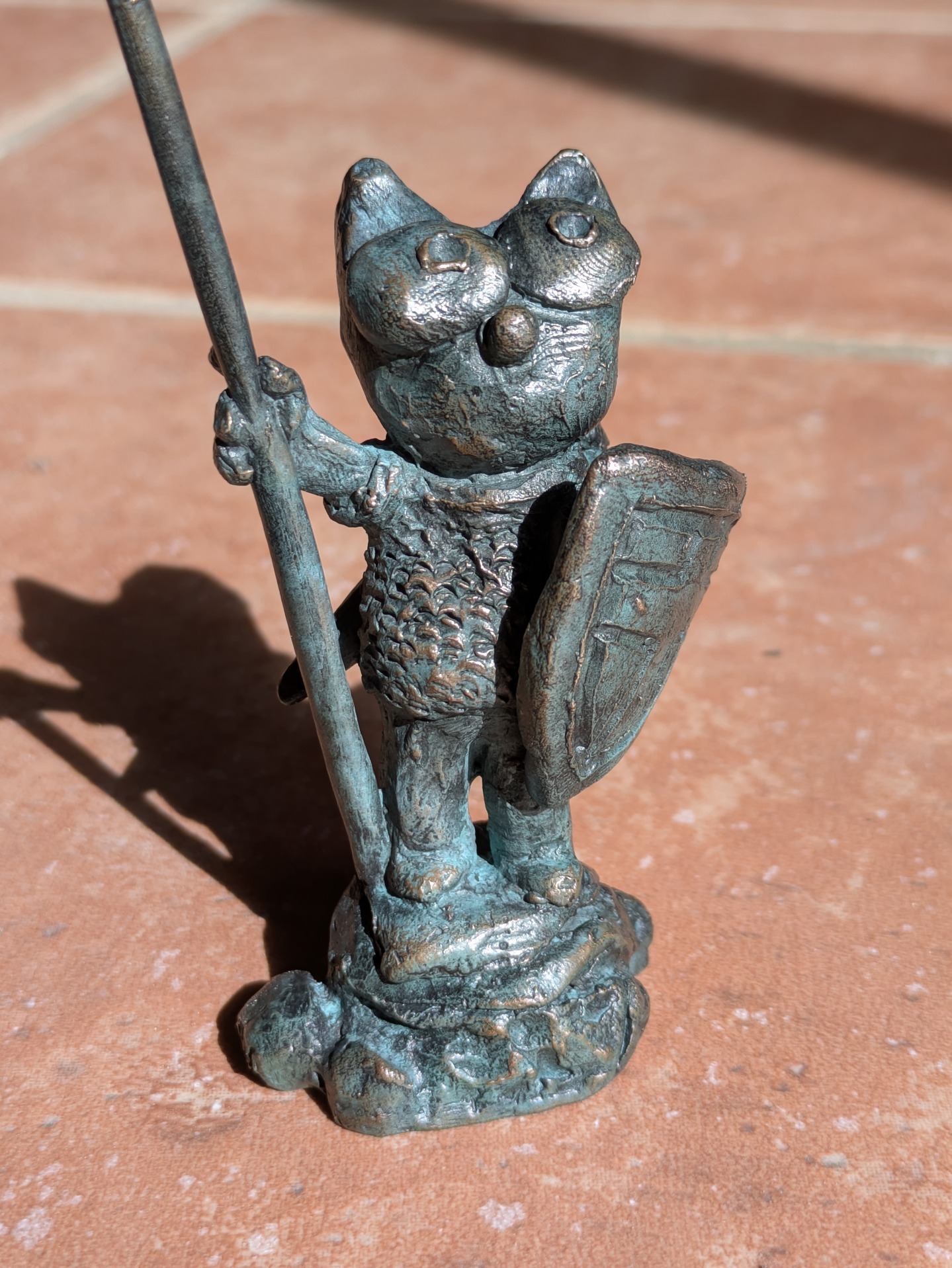 Le Chavalier, une nouvelle sculpture en bronze du Chat Rose